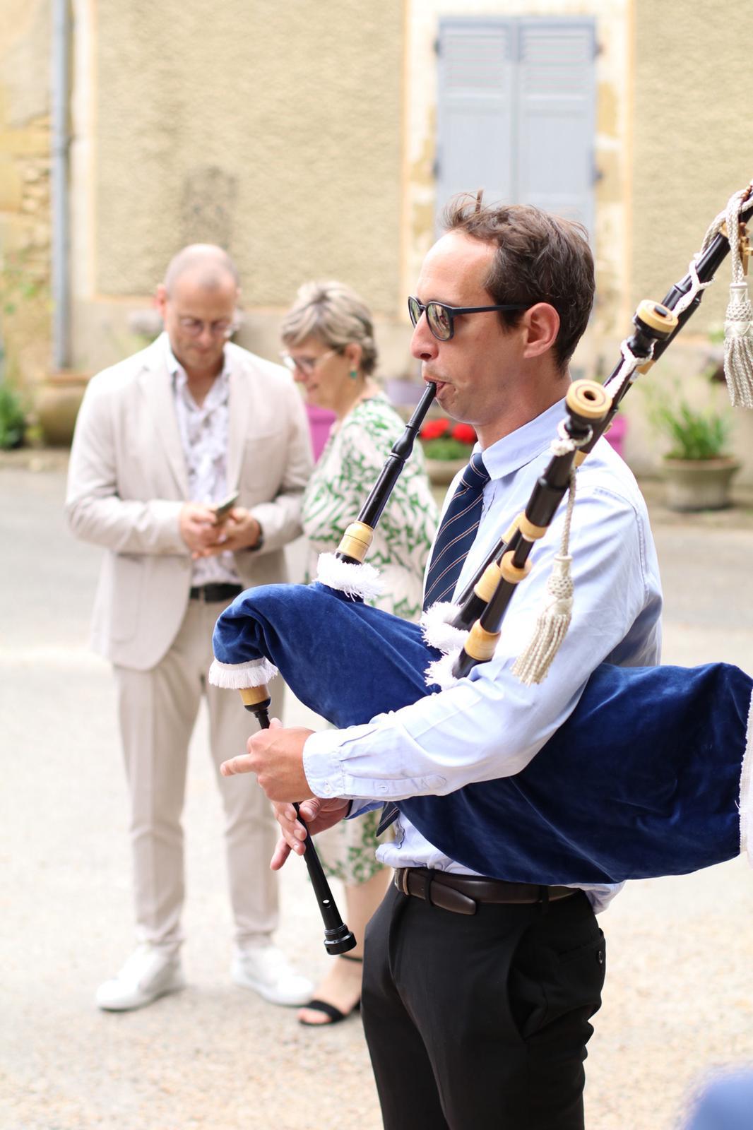 Sonneur de cornemuse lors d'un mariage en extérieur