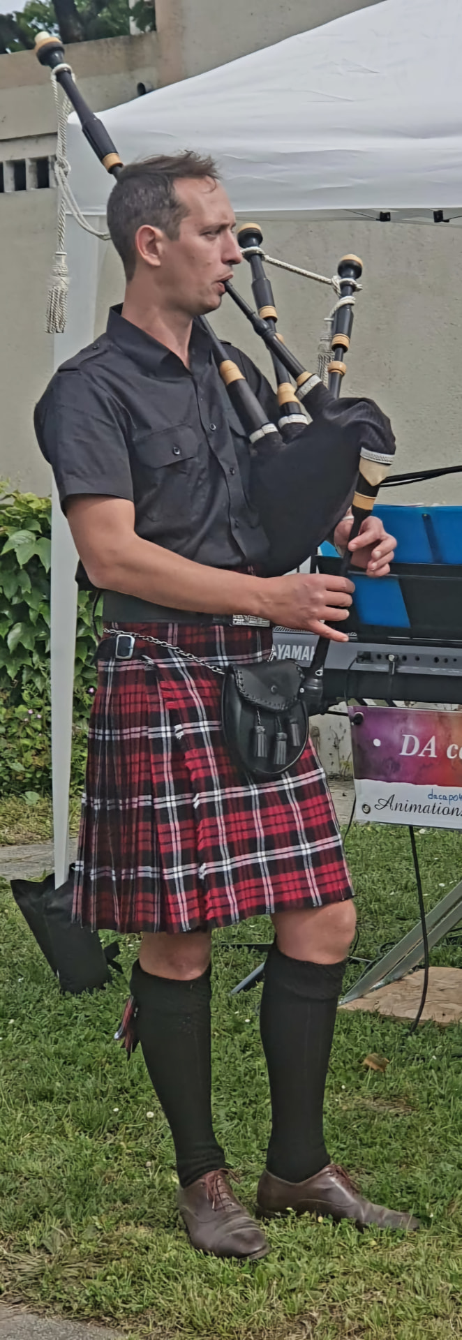 Sonneur de cornemuse en kilt lors d'un événement en extérieur